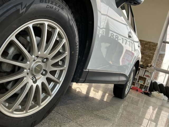 このタイヤをはいています。残りの溝や状態は実際に見て頂ければと思います。