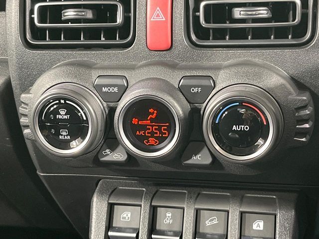 【オートエアコン】一度お好みの温度に設定すれば、車内の温度を検知し風量や温度を自動で調整。暑い…寒い…と何度もスイッチ操作をする必要はありません。快適な車内空間には必須の機能ですね♪