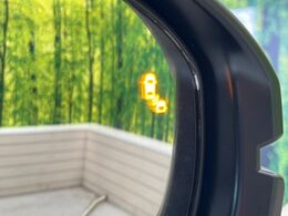 【ブラインドスポットインフォメーション】走行中、ドアミラーの死角になりやすい箇所に後続車が接近するとサイドミラー付近に警告を表示、ドライバーに注意喚起をしてくれます。