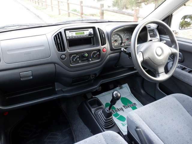 清潔感のあるクリーンな車内・5速マニュアル・純正CD・社外HID・LED(ルーム/スモール)・Wエアバッグ・パワステ・パワーウィンド・エアコン・クラッチ交換済み