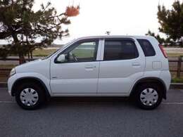 スズキのアクティブな軽乗用車Kei。4ドア+リアハッチゲートに、大径タイヤを装着した高めのSUV（スポーツ・ユーティリティ・ビークル）ライクなボディを特徴とする。