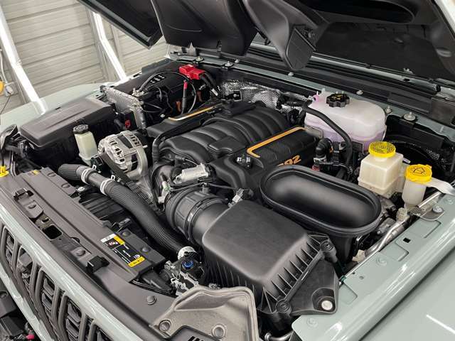 392とは排気量（cc）をアメリカ換算したキュービックインチ（cui）の略のこと。すなわち6.4Lは392cuiとなります。