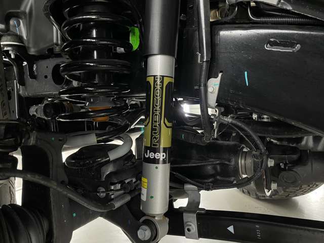 ファクトリーチューンによるMoparビルシュタイン製アルミダンパーと3.5インチリフトアップによる専用の足回りが搭載されます！