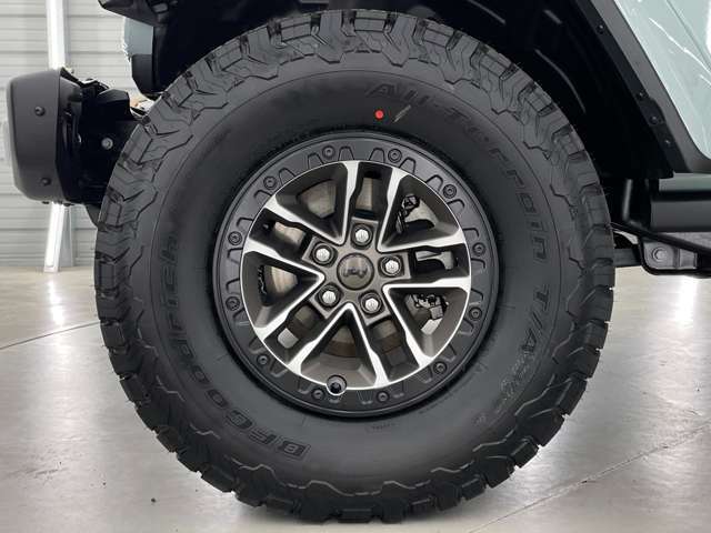 エクストリームリーコンPKGでは、35インチサイズのBFグッドリッチKO2オールテレーンタイヤLT315 / 70R17C 35インチタイヤを純正装着し、専用17インチビードロックホイールを装着！