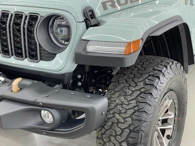 本国仕様ならではのハイフェンダー。日本のディーラー車を購入された方が最初に手を付けられることが多い部分ですね。バンパーとフェンダーの間が大きく開口され、タイヤが見えてよりワイルドに見えるのが特徴です。