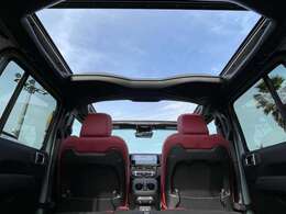 日本でも人気の高いスカイワンタッチパワートップ装着車です。電動なのでその場の気分で自由に開け閉めOK！前から後ろまでフルオープンになるスカイトップならではの解放感はハンパないほど気持ちいい！！