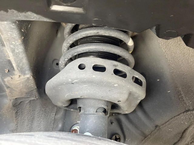 お車を安心してお乗りいただく為には、足回りの定期点検が欠かせません。サービスサポート（有償保証）では無料点検もご提供しており、安心のカーライフをお過ごしいただけるサポート体制が整っています。