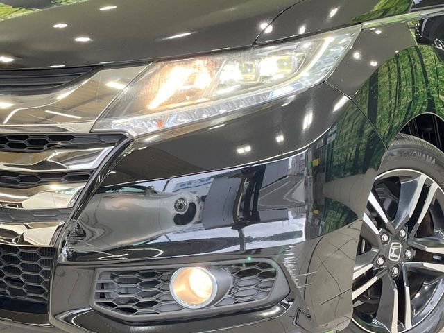 【LEDヘッドライト】悪天候や夜間走行時も良好な視界を確保し安心して運転できる高輝度LEDヘッドライトを装備！点灯速度が早く、消費電力も抑えられています。