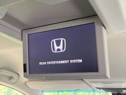 【フリップダウンモニター】大画面モニターで後席でもエンタメをお楽しみいただけます。小さなお子様にも大人気の装備です♪
