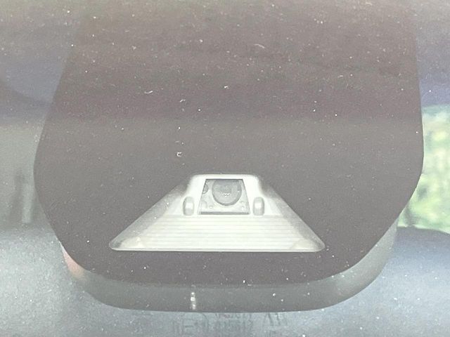 【ホンダセンシング】走行中に前方の車両等を認識し、衝突しそうな時は警報とブレーキで衝突回避と被害軽減をアシスト。より安全にドライブをお楽しみいただけます。