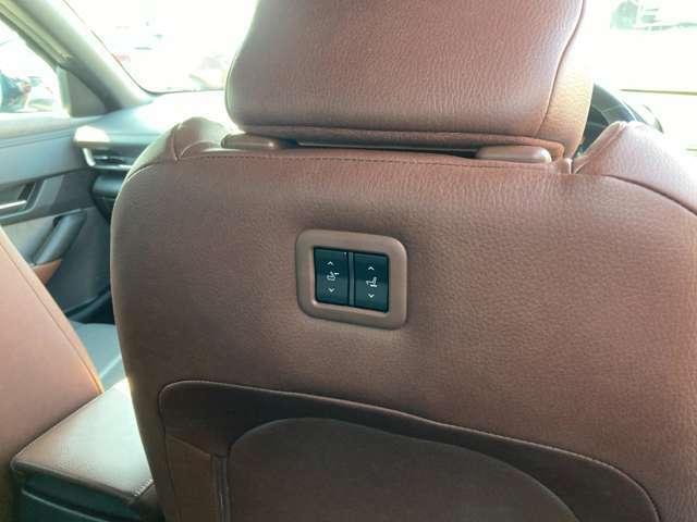 後席の方が降りる際にはボタン操作でシートをスライドさせたる、シートバックを前に倒すことができます。