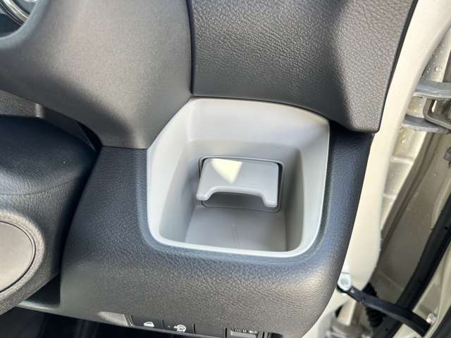 ドリンクフォルダ運転席側にも装備しております！