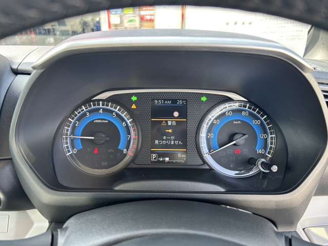 液晶パネルが付いていて見やすいメーターいnなってます。
