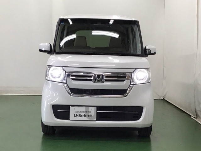 LEDヘッドライトを装備しています。LEDヘッドライトはとても明るく、雨の日や夜間走行も安全・安心です。オートライトコントロール付きで周囲の明るさに応じて自動で点灯・消灯します
