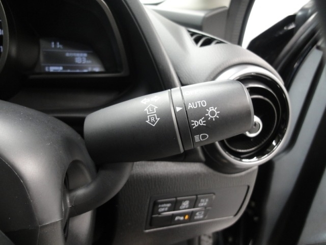 【ハイビームコントロール】対向車や先行車を検知し、ヘッドランプのハイビーム・ロービームを自動で切り替える夜間走行中のドライバー認知支援機能です。