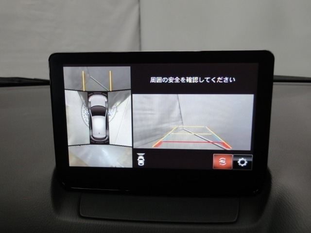 車両の前後左右に備えた計4つのカメラを活用し、車両を上方から俯瞰したようなトップビューを表示。さらに、リア・クロス・トラフィック・アラートやパーキングセンサーで、対象車両や物を検知して知らせます。