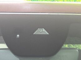 【スマートブレーキサポート】走行中に前方の車両等を認識し、衝突しそうな時は警報とブレーキで衝突回避と被害軽減をアシスト。より安全にドライブをお楽しみいただけます。