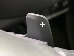 【パドルシフト】ハンドルから手を離さずに素早くシフトアップ＆ダウンができるので、エンジンブレーキを使う下り坂や高速道路の合流で加速したい場面で役立ちます。