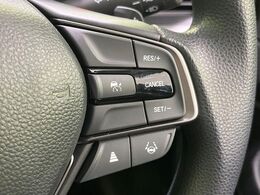 【ホンダセンシング】走行中に前方の車両等を認識し、衝突しそうな時は警報とブレーキで衝突回避と被害軽減をアシスト。より安全にドライブをお楽しみいただけます。