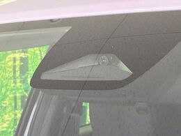 【ホンダセンシング】走行中に前方の車両等を認識し、衝突しそうな時は警報とブレーキで衝突回避と被害軽減をアシスト。より安全にドライブをお楽しみいただけます。