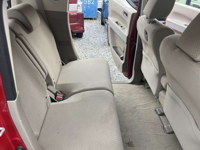 納車前に法定点検を実施しており、車検が必要な車両については合格基準に満たない箇所の部品交換や修繕作業を行います。また、その他装備面に関しては動作確認を実施しております。