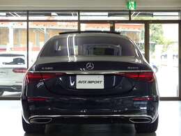 広がる台形を採用し、シャープでダイナミックなエクステリアを演出！！　新世代ステアリングホイールを初採用した他、対話型インフォテインメントシステム「MBUX」や安全運転支援システムをメルセデス・ベンツの