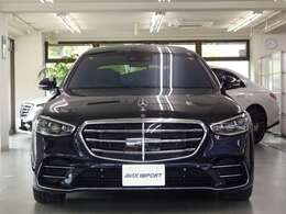 Sクラスならではの3点が光るデイタイムドライビングライトを備え、最新のメルセデス・ベンツのスポーティモデル群に共通する、上下方向に薄くわずかに切れ上がるデザインを採用！！　ラジエーターグリルは下部が