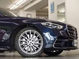 最新のシステムにアップデートするなど、安全性と快適性をさらに向上！！　外装色は稀少かつ綺麗なノーティックブルー！！　AMGラインならではのAMGスタイリングフロントスポイラー・サイド＆リアスカート・