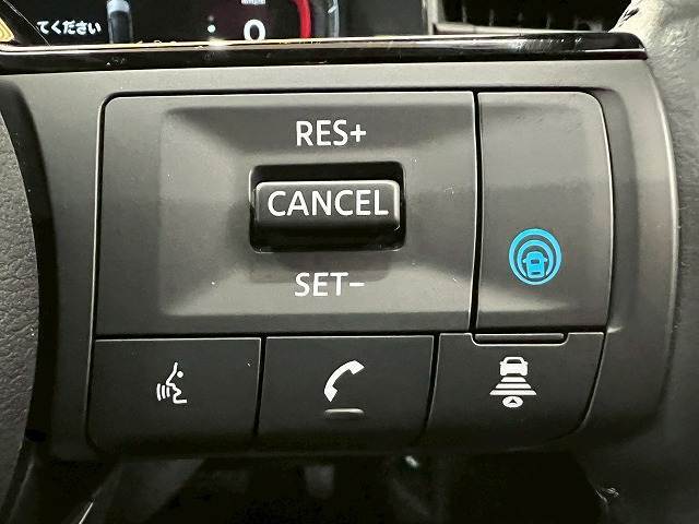 【プロパイロット】日産の革新的かつ安心して使用できる高速道路での単一車線での運転支援技術です。