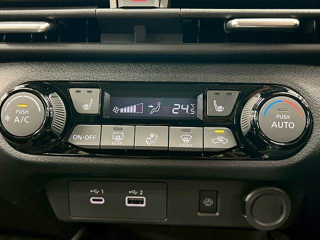【オートエアコン】車内温度をセンサーが感知してご希望の車内温度になるよう、風量も自動で調整してくれます☆