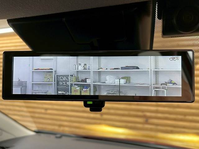 【デジタルインナーミラー】荷室や後席に遮られず、後方確認が可能。さらに走行中の前後方カメラ映像を録画も可能です。