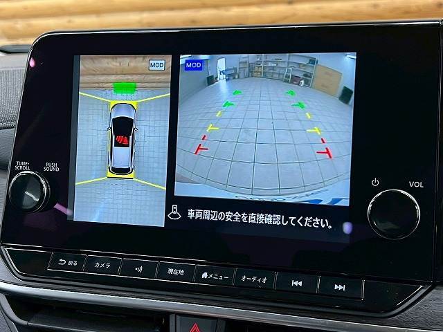 【アラウンドビューモニター】　クルマを上空から見下ろしているかのように、直感的に周囲の状況を把握できます。