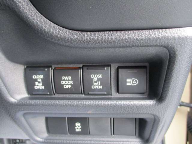 両側にパワースライドドアが装備されていると、小さいお子様やご年配のかたも、簡単にスライドドアが開閉できます。また、ドライバー席からも開閉が出来ますのでとても便利です。