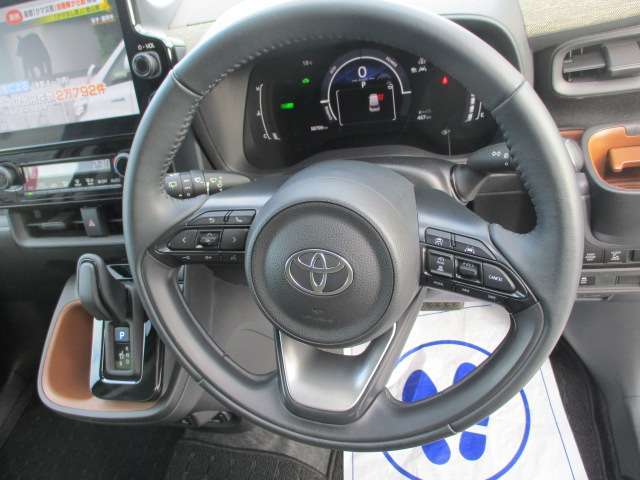 ステアリングスイッチにて細かな車両設定もカスタマイズ出来ます。