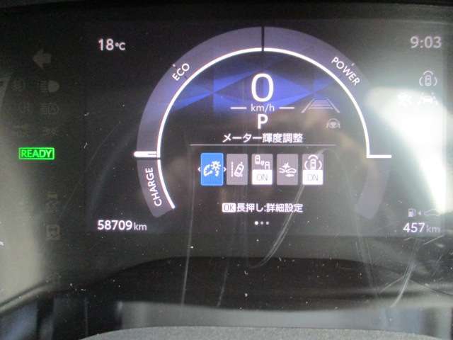 ブラインドスポットモニターも装備しており　走行中、ドアミラーでは確認しにくい後側方エリアに存在する車両を検知し、ドアミラーのインジケーターが点灯。