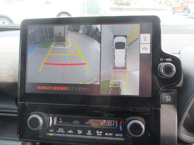 パノラミックビューモニターは、車両の前後左右に搭載したカメラから取り込んだ映像を合成し、車両を上から見たような映像をナビゲーションに表示。運転席から目視しにくい車両周囲の状況を確認できます