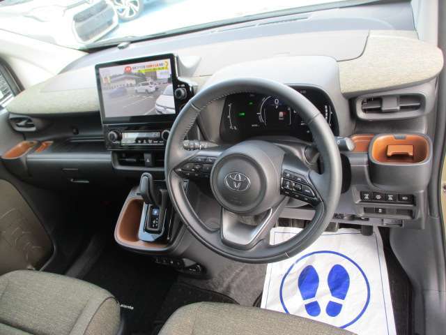 オートエアコン付きですので、運転に集中したまま温度調節が可能です。こうゆう細かな装備が想像以上に重宝します。