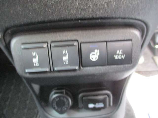 オプションのシートヒーターも装備しております。