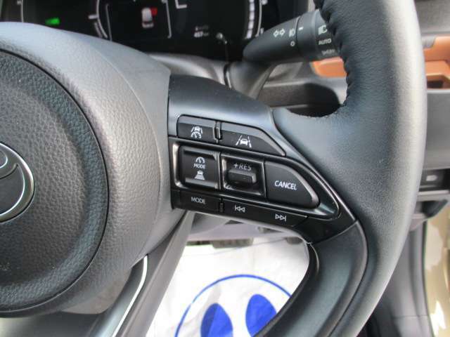 アダクティブクルーズはフロントカメラのレーダーセンサーが前車両を検知し、ハンドル部のスイッチひとつで前車輌を加減速しながら一定の距離で追従する高速道路では大変便利な機能です。