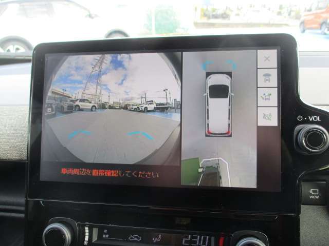 パノラミックビューモニターは、車両の前後左右に搭載したカメラから取り込んだ映像を合成し、車両を上から見たような映像をナビゲーションに表示。運転席から目視しにくい車両周囲の状況を確認できます