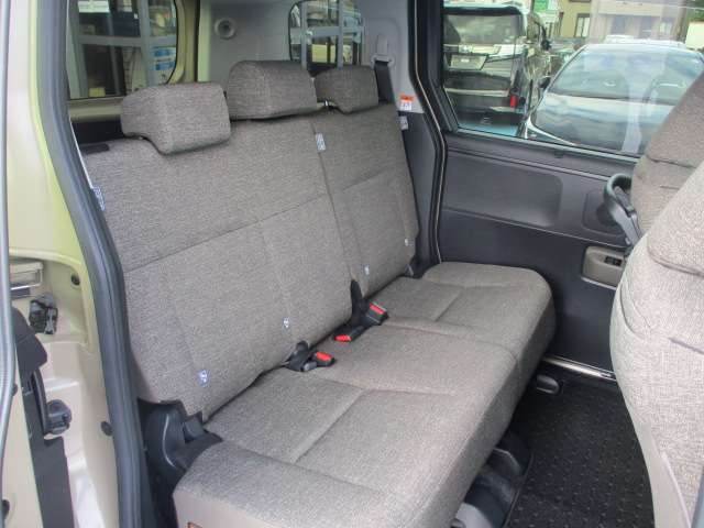 後部座席も当然、綺麗・清潔に仕上げております。内装の綺麗なお車は気持ちが良いですし、コンディションのいい車が多いです。前のユーザーが丁寧に使っていた証拠です。