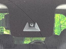 【三菱e-Assist】走行中に前方の車両等を認識し、衝突しそうな時は警報とブレーキで衝突回避と被害軽減をアシスト。より安全にドライブをお楽しみいただけます。