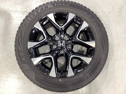 当社にてデモ走行時に装着していたワンシーズン使用の中古スタットレスタイヤ+ホイール4本セットを用意致しました。（2024年製、タイヤ＋ホイールは現状渡し、保証対象外です）