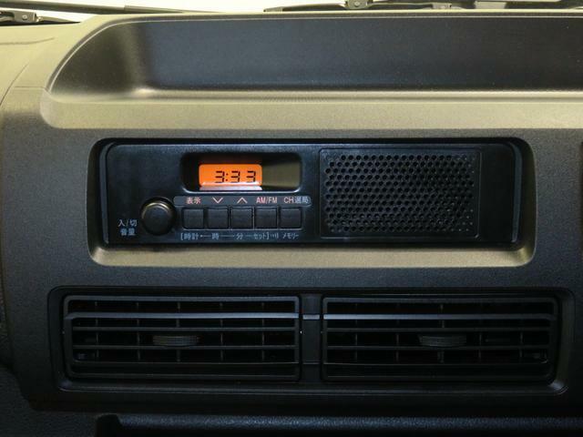 AM/FMラジオ付き。ラジオで休憩を楽しんだり交通渋滞や天気などの情報を取り入れられます。
