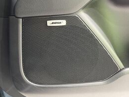 【BOSEサウンドシステム】メーカーオプションの高品位サウンドシステムを搭載。専用のチューニングが施された大小様々なスピーカーから良質なサウンドが奏でられ、臨場感あふれる音響空間を演出します。