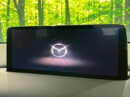 【10.25インチマツダコネクト】車内の雰囲気にマッチした大型ディスプレイ。スマホ接続でのナビ使用やBluetooth再生等、様々な機能が楽しめます。直感的なダイヤル操作が可能で、使い勝手も良好です。