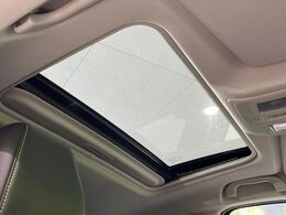 【サンルーフ】開放感たっぷりの希少装備、サンルーフが装着されています！車内に明かりを取り入れたり景色を楽しむ以外にも、車内の空気も簡単に換気できて快適です！