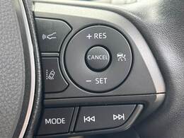 【レーダークルーズコントロール】装備車両です。レーダーやカメラを使って前を走るクルマの状況を検知して速度を調整してくれます。遠距離ドライブの高速道路などでは大活躍で疲労軽減に役立ちます。