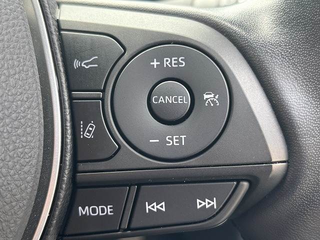 【レーダークルーズコントロール】装備車両です。レーダーやカメラを使って前を走るクルマの状況を検知して速度を調整してくれます。遠距離ドライブの高速道路などでは大活躍で疲労軽減に役立ちます。