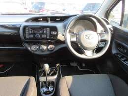 スタイリッシュなデザインのインパネ。各操作スイッチは使いやすい位置に配置されてます。